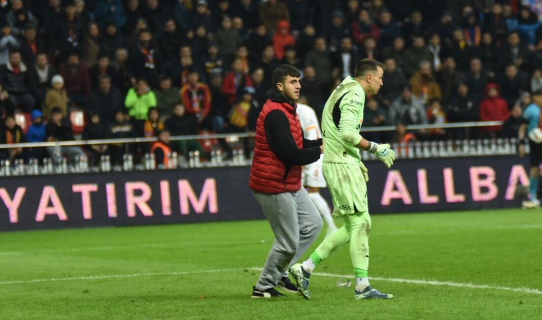 Galatasaray maçında sahaya taraftar daldı: Muslera’yla fotoğraf çekilmek isteyince tepki gördü