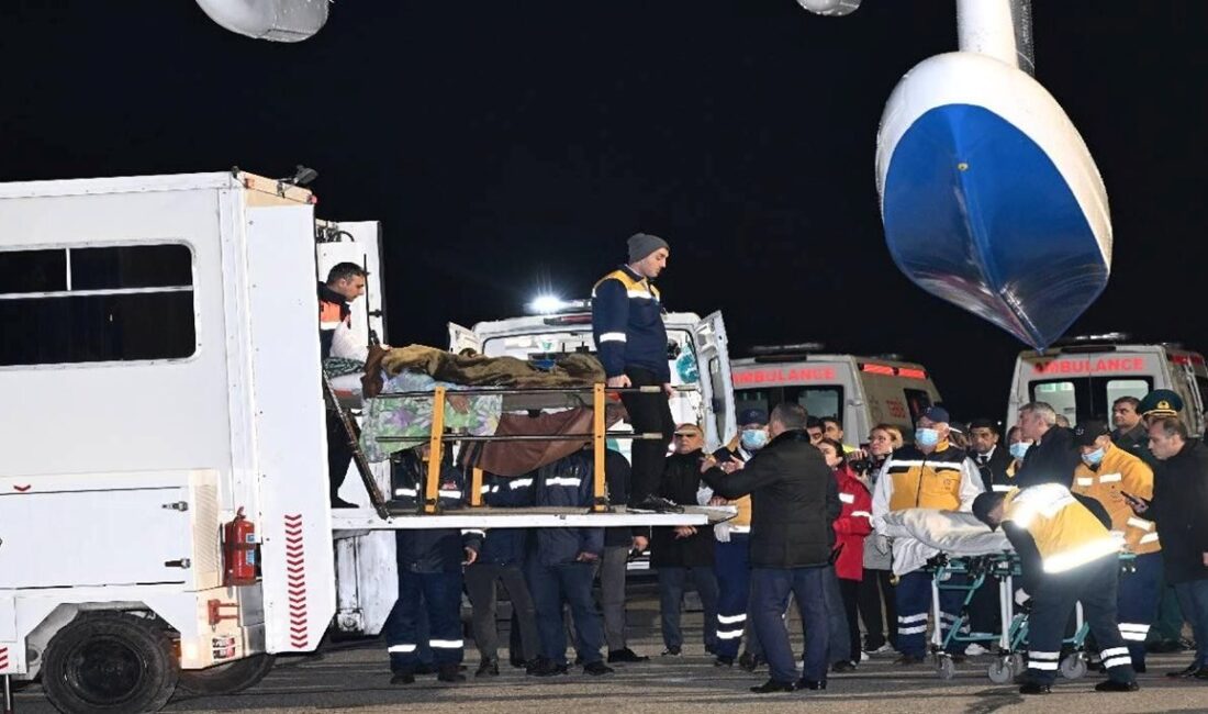 Kazakistan’da düşen uçaktan kurtulan 14 Azerbaycan vatandaşı Bakü’ye getirildi